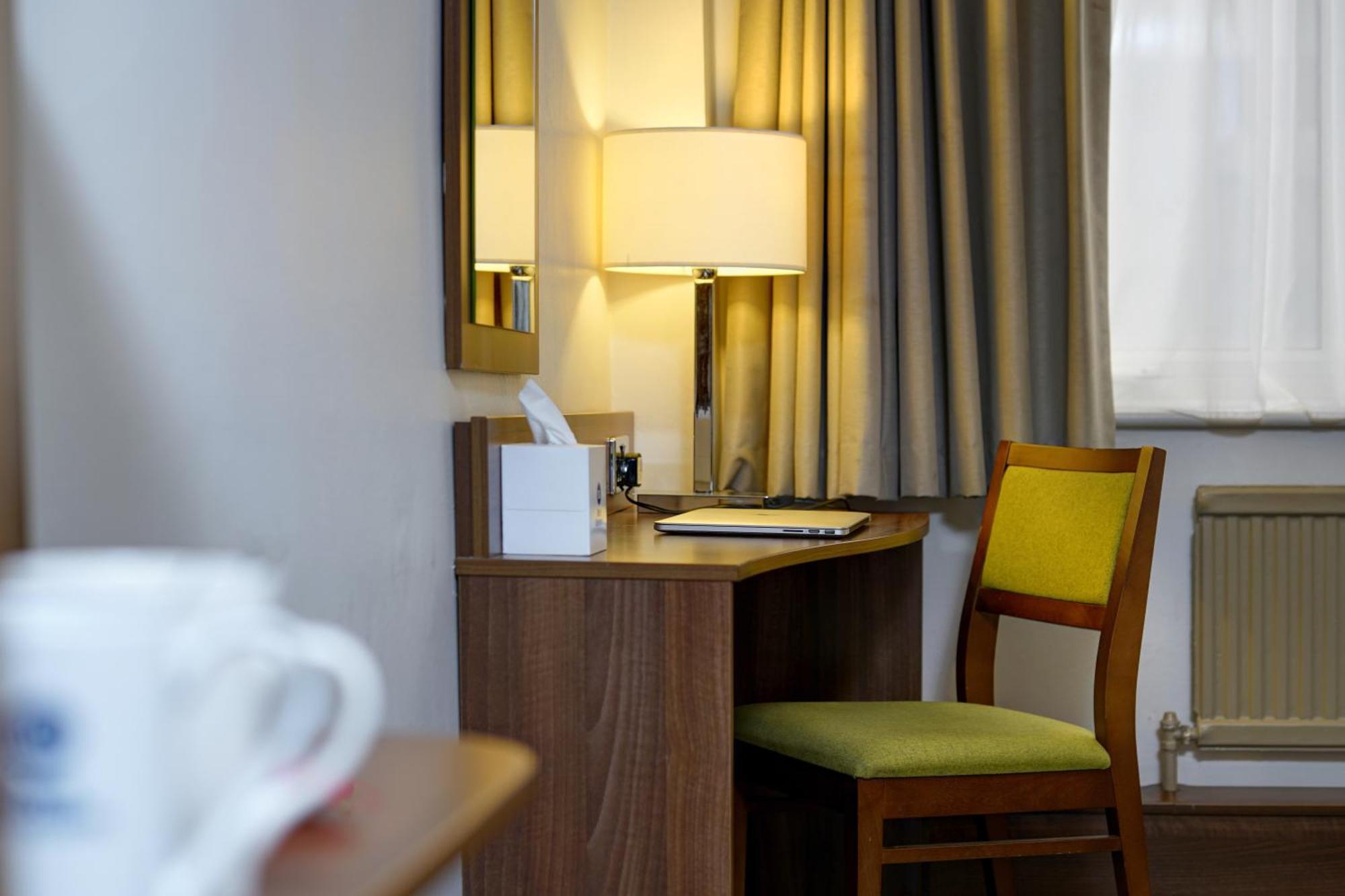 Cresta Court Hotel Олтрингем Экстерьер фото